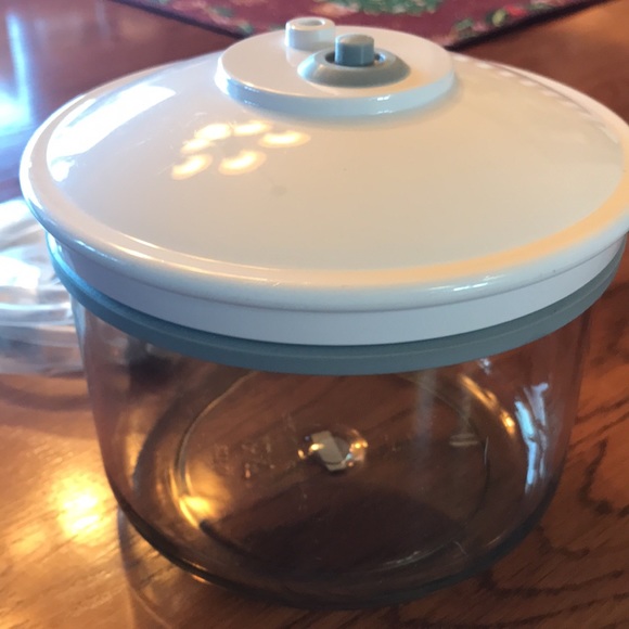 COPY - FoodSaver 25 oz container 5” diameter by 4 3/8” high.  In EUC - Picture 1 of 3